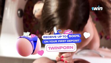 Брюнетка делает романтический минет от первого лица в ванне с лепестками роз