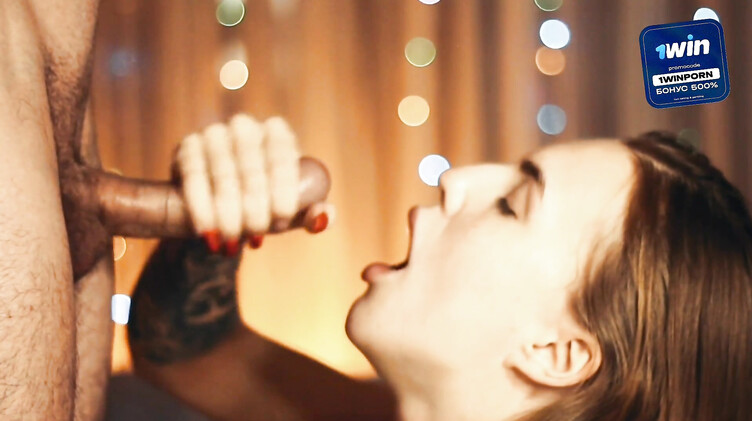 Опытная минетчица красиво сосет член мужчины и получает сперму на лицо