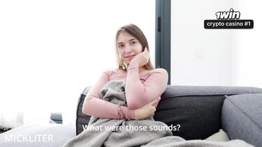 Застукал соседку за мастурбацией и оттрахал ее на диване