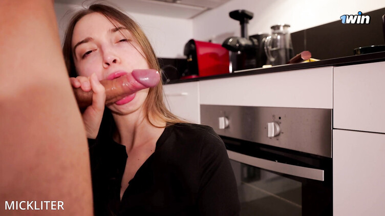 Русская девушка глубоко сосет хуй бойфренда посреди кухни на коленях