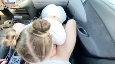 Молодая мойщица автомобилей соблазняе клиента сиськами под мокрой майкой