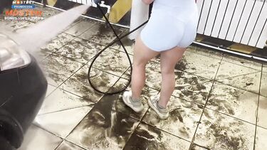 Молодая мойщица автомобилей соблазняе клиента сиськами под мокрой майкой