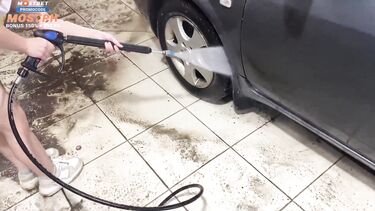 Соблазнение: Молодая мойщица автомобилей соблазняе клиента сиськами под мокрой майкой