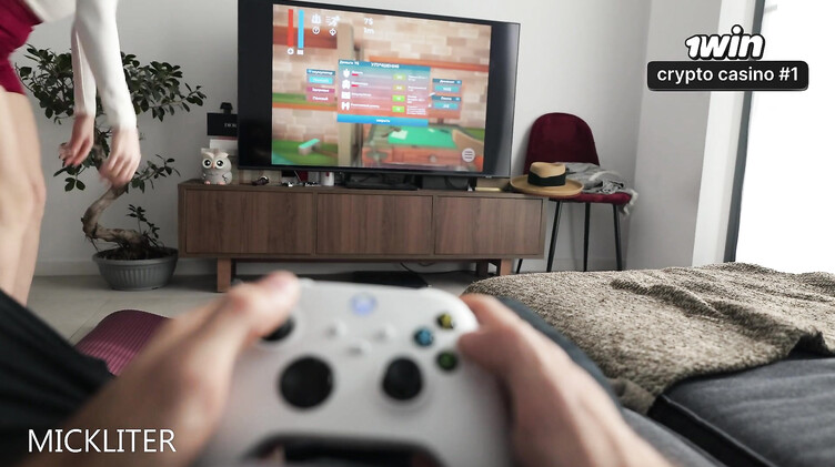 Большие задницы от первого лица: Парень геймер трахает раком сексуальную подругу вместо похода на тренировку