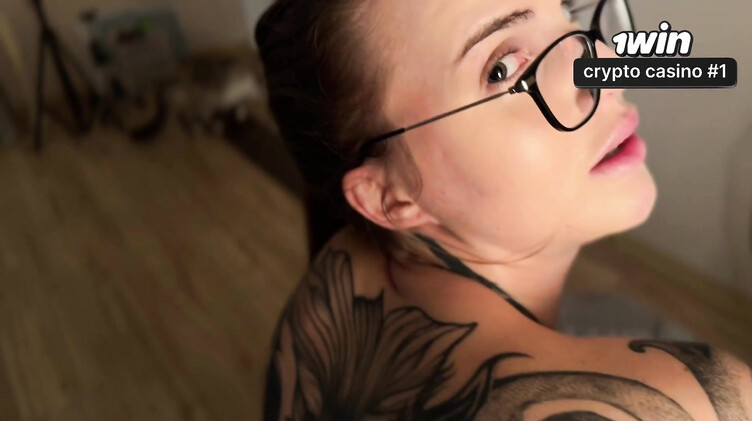 Спонтанный секс от первого лица с красивой татуированной сестрой жены