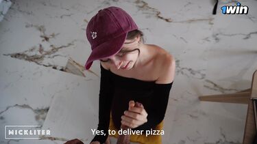 Vika_sun: Девушка курьер вынуждена сосать член клиента за съеденную ею пиццу