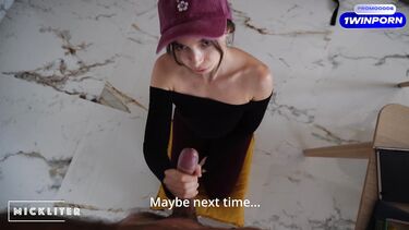 Курьер: Девушка курьер вынуждена сосать член клиента за съеденную ею пиццу