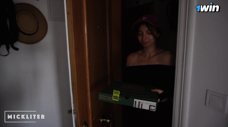 Курьер: Девушка курьер вынуждена сосать член клиента за съеденную ею пиццу