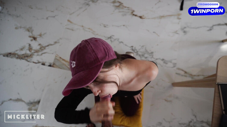 Vika_sun: Девушка курьер вынуждена сосать член клиента за съеденную ею пиццу