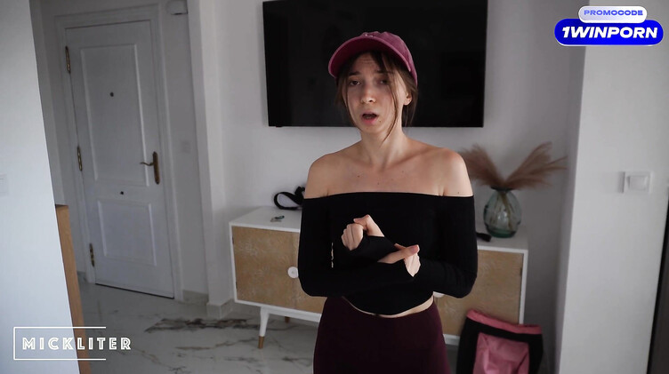 Девушка курьер вынуждена сосать член клиента за съеденную ею пиццу