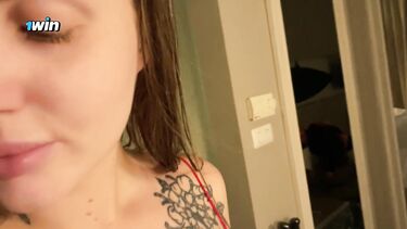 Русская шлюшка заманила незнакомца в номер отеля и отсосала ему член с финишем в рот