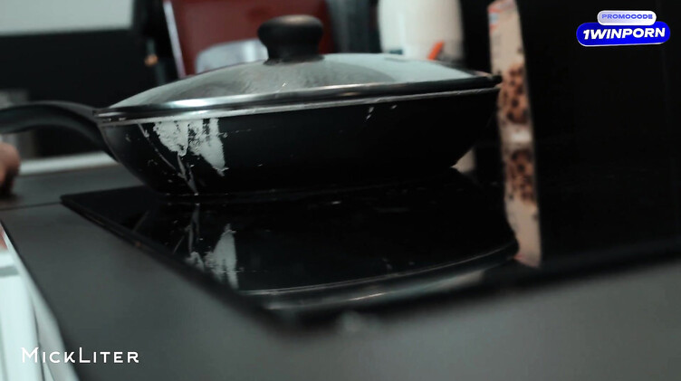 Горячий утренний трах на кухне вместо завтрака