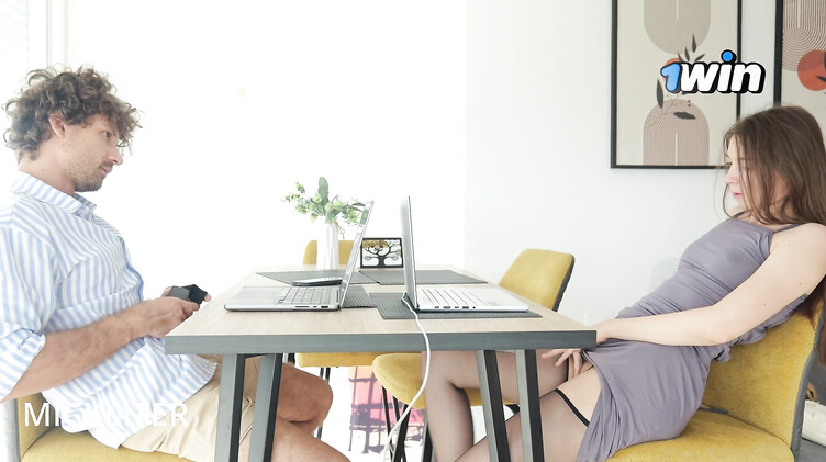 Соблазнение айтишника на страстный секс от сексуальной соседки