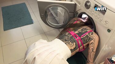 Сосед трахнул раком застрявшую в стиралке девушку с татуировками