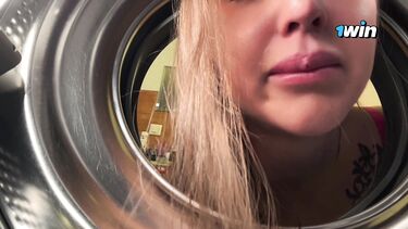 Сосед трахнул раком застрявшую в стиралке девушку с татуировками