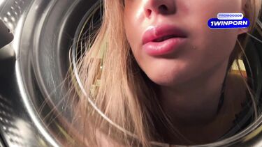 Сосед трахнул раком застрявшую в стиралке девушку с татуировками