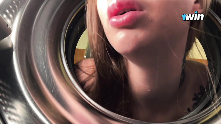 Сосед трахнул раком застрявшую в стиралке девушку с татуировками