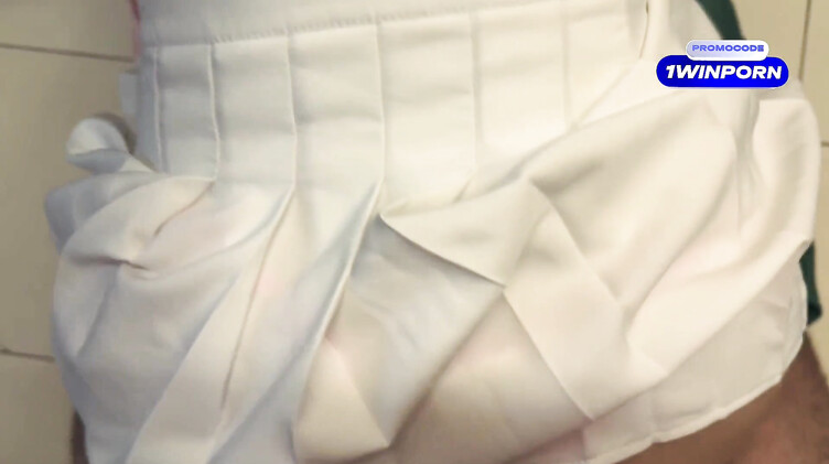 Сосед трахнул раком застрявшую в стиралке девушку с татуировками