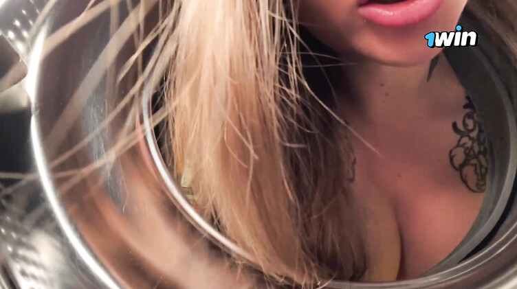 Сосед трахнул раком застрявшую в стиралке девушку с татуировками