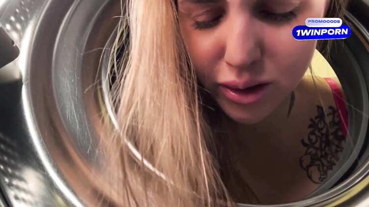 Сосед трахнул раком застрявшую в стиралке девушку с татуировками