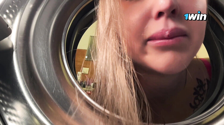 Сосед трахнул раком застрявшую в стиралке девушку с татуировками