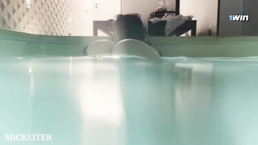 Раком с жопастыми: Дерзкая парочка трахается в бассейне с финалом внутрь