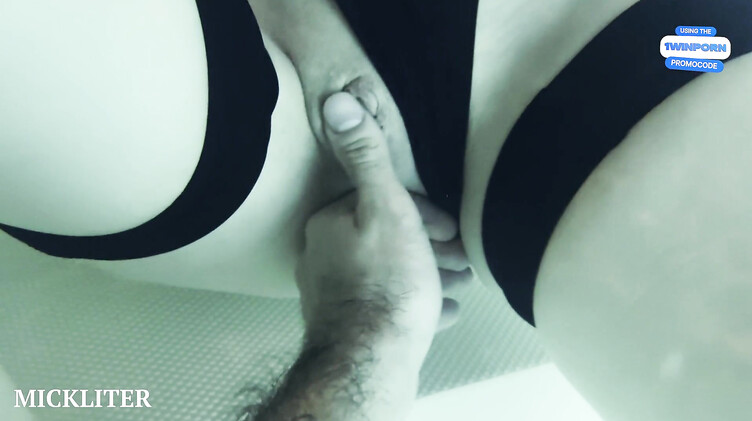 Дерзкая парочка трахается в бассейне с финалом внутрь