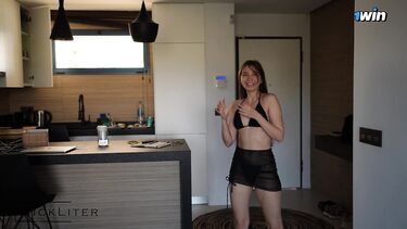 Зашел в гости к другу и обучил его жену горловому минету