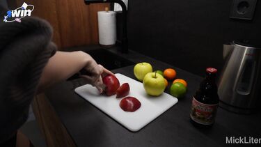 Горячая русская пара наслаждается сексом на диване перед ужином