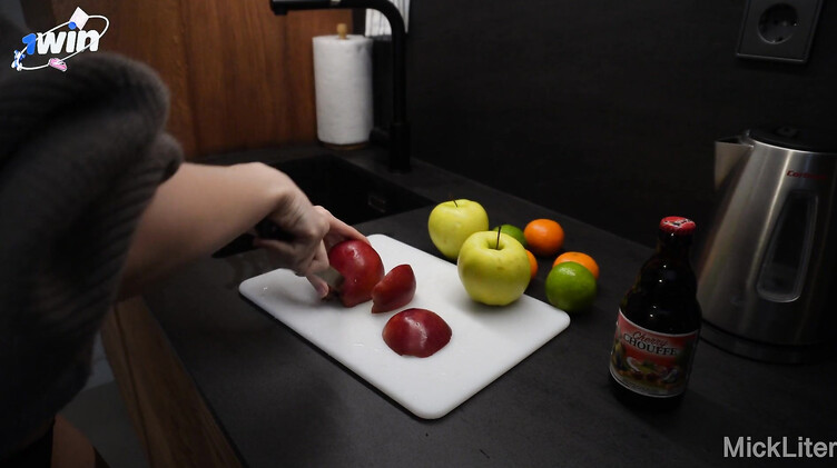 Горячая русская пара наслаждается сексом на диване перед ужином