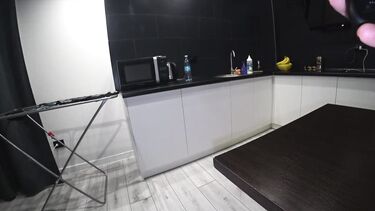 Муж встречает жену с ночного клуба аналом в презервативе на кухонном столе