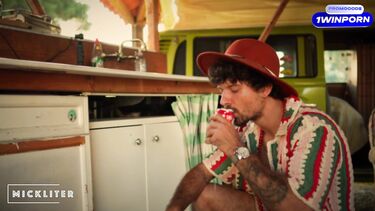 Отодрал сзади 18-летнюю хиппи на фестивале Вудсток