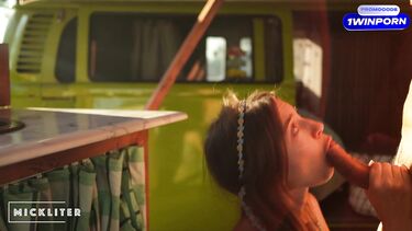 Отодрал сзади 18-летнюю хиппи на фестивале Вудсток