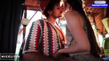 В платье: Отодрал сзади 18-летнюю хиппи на фестивале Вудсток