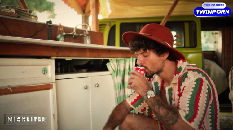 Отодрал сзади 18-летнюю хиппи на фестивале Вудсток