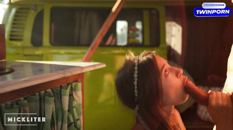 Отодрал сзади 18-летнюю хиппи на фестивале Вудсток