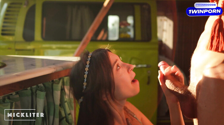 Отодрал сзади 18-летнюю хиппи на фестивале Вудсток