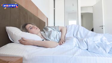 Соблазнила на трах пасынка, притулившись к члену жопой