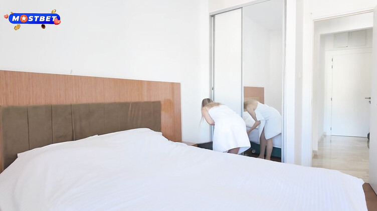 Соблазнила на трах пасынка, притулившись к члену жопой