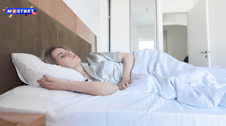 Милфы мачехи: Соблазнила на трах пасынка, притулившись к члену жопой