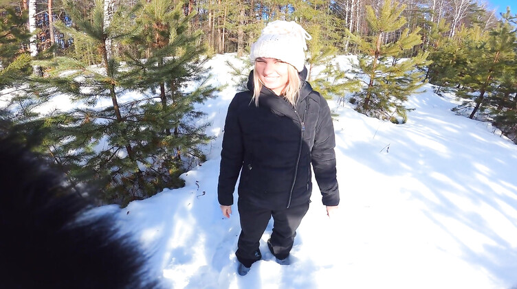 Заблудилась в лесу зимой и отсосала леснику с финалом в рот