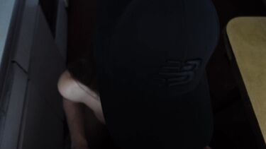 Трахает русскую телку в бейсболке и спортивном костюме на кухне по-быстрому