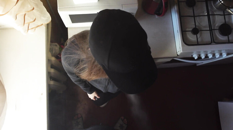 Трахает русскую телку в бейсболке и спортивном костюме на кухне по-быстрому