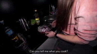 Трахает чужую русскую жену в жопу, пока она готовит мужу ужин