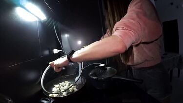 Трахает чужую русскую жену в жопу, пока она готовит мужу ужин