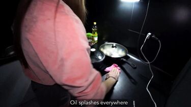 Трахает чужую русскую жену в жопу, пока она готовит мужу ужин