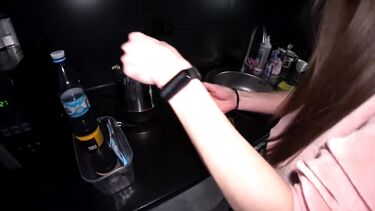 Трахает чужую русскую жену в жопу, пока она готовит мужу ужин