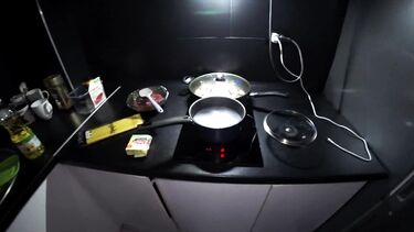 В презервативе: Трахает чужую русскую жену в жопу, пока она готовит мужу ужин