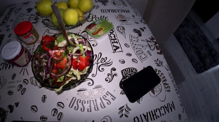 Трахает чужую русскую жену в жопу, пока она готовит мужу ужин