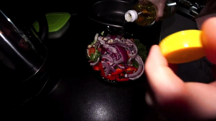 Трахает чужую русскую жену в жопу, пока она готовит мужу ужин